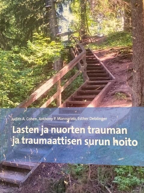 Lasten ja nuorten trauman ja traumaattisen surun hoito -kirjan kansi.