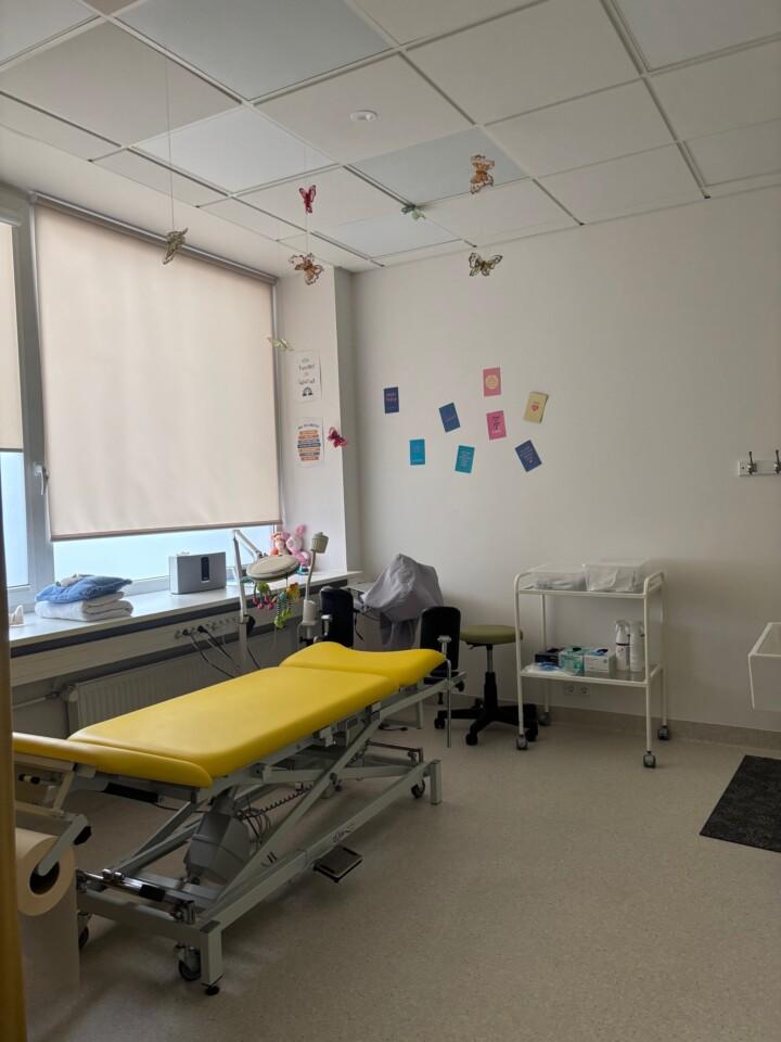 Tutkimushuone, jossa keltainen tutkimuspöytä